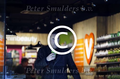 Amsterdam 25 januari 2016 
Raoul Heertje koopt drankje in de vitaminestore.