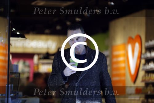 Amsterdam 25 januari 2016 
Raoul Heertje koopt drankje in de vitaminestore.