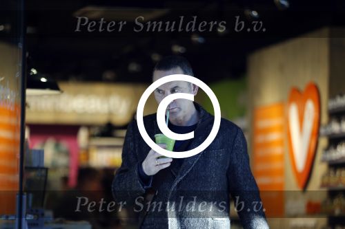 Amsterdam 25 januari 2016 
Raoul Heertje koopt drankje in de vitaminestore.