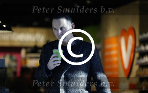 Amsterdam 25 januari 2016 
Raoul Heertje koopt drankje in de vitaminestore.