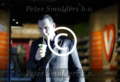 Amsterdam 25 januari 2016 
Raoul Heertje koopt drankje in de vitaminestore.