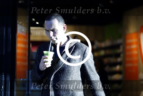 Amsterdam 25 januari 2016 
Raoul Heertje koopt drankje in de vitaminestore.