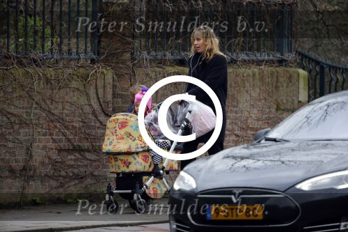 Amsterdam 15 januari 2016
Regina Romeijn achter kinderwagen met dochter en een vriendje