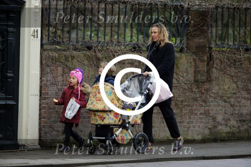 Amsterdam 15 januari 2016
Regina Romeijn achter kinderwagen met dochter en een vriendje