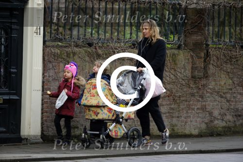 Amsterdam 15 januari 2016
Regina Romeijn achter kinderwagen met dochter en een vriendje