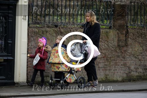 Amsterdam 15 januari 2016
Regina Romeijn achter kinderwagen met dochter en een vriendje
