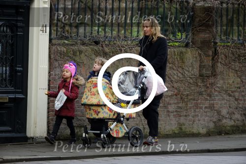 Amsterdam 15 januari 2016
Regina Romeijn achter kinderwagen met dochter en een vriendje