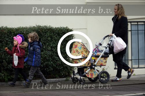Amsterdam 15 januari 2016
Regina Romeijn achter kinderwagen met dochter en een vriendje