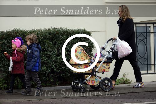 Amsterdam 15 januari 2016
Regina Romeijn achter kinderwagen met dochter en een vriendje