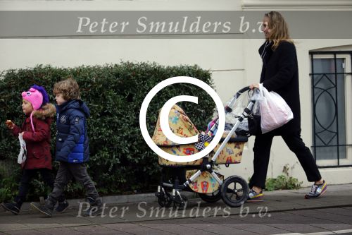 Amsterdam 15 januari 2016
Regina Romeijn achter kinderwagen met dochter en een vriendje