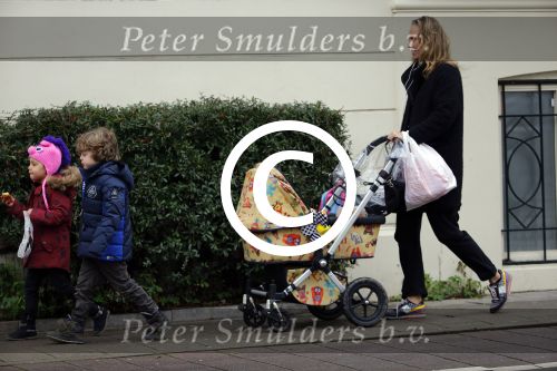 Amsterdam 15 januari 2016
Regina Romeijn achter kinderwagen met dochter en een vriendje