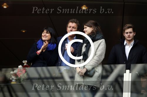 Amsterdam 7 februari 2016
Afscheid John Heitinga voor de wedstrijd AJAX-Feyenoord in de arena.
Zijn vrouw Charlotte Sophie en kinderen Jezebel en Lennox zijn ook aanwezig.
Robert ten Brink met vrouw en dochter
