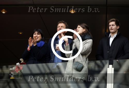 Amsterdam 7 februari 2016
Afscheid John Heitinga voor de wedstrijd AJAX-Feyenoord in de arena.
Zijn vrouw Charlotte Sophie en kinderen Jezebel en Lennox zijn ook aanwezig.
Robert ten Brink met vrouw en dochter