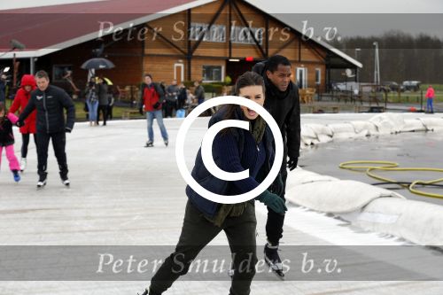 Biddinghuizen 31 januari 2016
Training voor de hollandse 100 op de schaatsbaan van Biddinghuizen. Aanwezig oa Prins Bernhard jr met kinderen Prinses Marilene Prins Maurits en Prinses Anna Prins Pieter Christiaan Prinses Emma Prinses Margriet Leontien Zijlaard v Moorsel met man Michael Zijlaard en dochter Indy Rosanna Kluivert met Patrick Nino Demy Shane en Justin Kluivert.