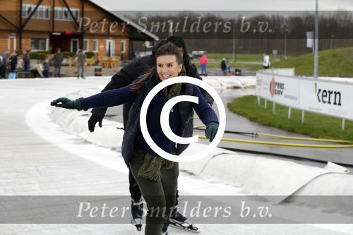 Biddinghuizen 31 januari 2016
Training voor de hollandse 100 op de schaatsbaan van Biddinghuizen. Aanwezig oa Prins Bernhard jr met kinderen Prinses Marilene Prins Maurits en Prinses Anna Prins Pieter Christiaan Prinses Emma Prinses Margriet Leontien Zijlaard v Moorsel met man Michael Zijlaard en dochter Indy Rosanna Kluivert met Patrick Nino Demy Shane en Justin Kluivert.