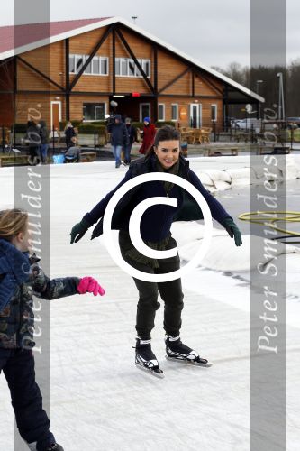 Biddinghuizen 31 januari 2016
Training voor de hollandse 100 op de schaatsbaan van Biddinghuizen. Aanwezig oa Prins Bernhard jr met kinderen Prinses Marilene Prins Maurits en Prinses Anna Prins Pieter Christiaan Prinses Emma Prinses Margriet Leontien Zijlaard v Moorsel met man Michael Zijlaard en dochter Indy Rosanna Kluivert met Patrick Nino Demy Shane en Justin Kluivert.