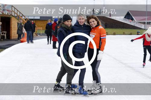 Biddinghuizen 31 januari 2016
Training voor de hollandse 100 op de schaatsbaan van Biddinghuizen. Aanwezig oa Prins Bernhard jr met kinderen Prinses Marilene Prins Maurits en Prinses Anna Prins Pieter Christiaan Prinses Emma Prinses Margriet Leontien Zijlaard v Moorsel met man Michael Zijlaard en dochter Indy Rosanna Kluivert met Patrick Nino Demy Shane en Justin Kluivert.