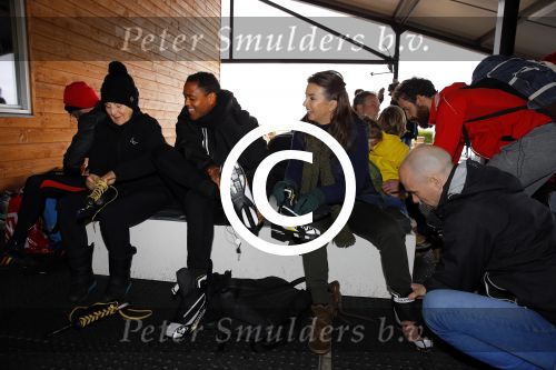 Biddinghuizen 31 januari 2016
Training voor de hollandse 100 op de schaatsbaan van Biddinghuizen. Aanwezig oa Prins Bernhard jr met kinderen Prinses Marilene Prins Maurits en Prinses Anna Prins Pieter Christiaan Prinses Emma Prinses Margriet Leontien Zijlaard v Moorsel met man Michael Zijlaard en dochter Indy Rosanna Kluivert met Patrick Nino Demy Shane en Justin Kluivert.