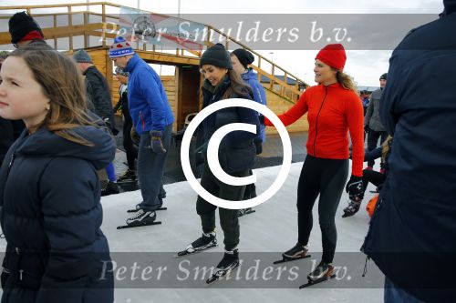 Biddinghuizen 31 januari 2016
Training voor de hollandse 100 op de schaatsbaan van Biddinghuizen. Aanwezig oa Prins Bernhard jr met kinderen Prinses Marilene Prins Maurits en Prinses Anna Prins Pieter Christiaan Prinses Emma Prinses Margriet Leontien Zijlaard v Moorsel met man Michael Zijlaard en dochter Indy Rosanna Kluivert met Patrick Nino Demy Shane en Justin Kluivert.