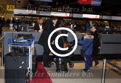 Amsterdam 19 januari 2016
Yolanthe Sneijder Cabau en Jessey Sneijder op schiphol met Xess Xava. Ze vliegen terug naar istanbul
