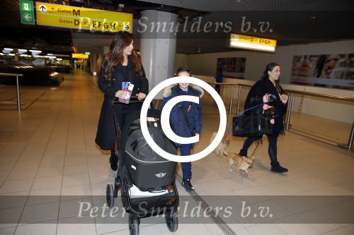 Amsterdam 19 januari 2016
Yolanthe Sneijder Cabau en Jessey Sneijder op schiphol met Xess Xava. Ze vliegen terug naar istanbul