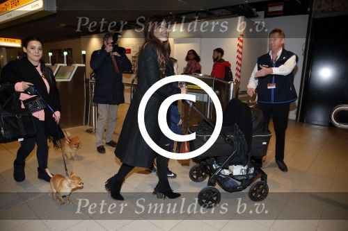 Amsterdam 19 januari 2016
Yolanthe Sneijder Cabau en Jessey Sneijder op schiphol met Xess Xava. Ze vliegen terug naar istanbul
