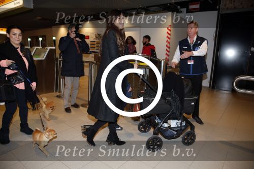 Amsterdam 19 januari 2016
Yolanthe Sneijder Cabau en Jessey Sneijder op schiphol met Xess Xava. Ze vliegen terug naar istanbul