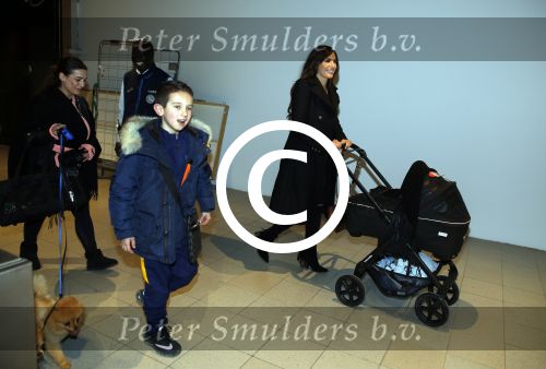 Amsterdam 19 januari 2016
Yolanthe Sneijder Cabau en Jessey Sneijder op schiphol met Xess Xava. Ze vliegen terug naar istanbul