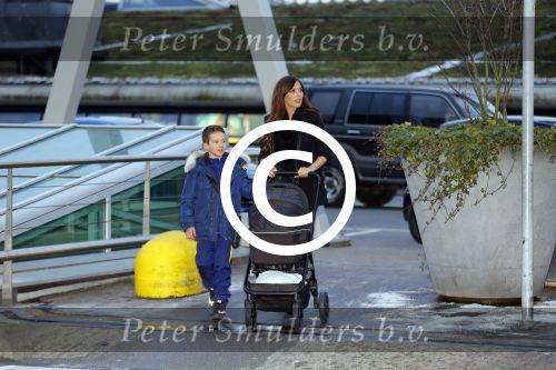 Amsterdam 19 januari 2016
Yolanthe Sneijder Cabau en Jessey Sneijder op schiphol met Xess Xava. Ze vliegen terug naar istanbul