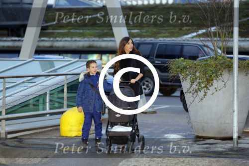 Amsterdam 19 januari 2016
Yolanthe Sneijder Cabau en Jessey Sneijder op schiphol met Xess Xava. Ze vliegen terug naar istanbul