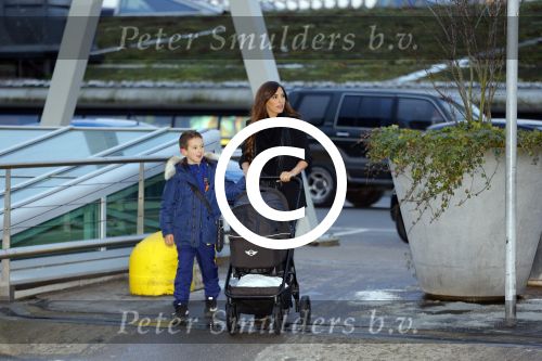 Amsterdam 19 januari 2016
Yolanthe Sneijder Cabau en Jessey Sneijder op schiphol met Xess Xava. Ze vliegen terug naar istanbul