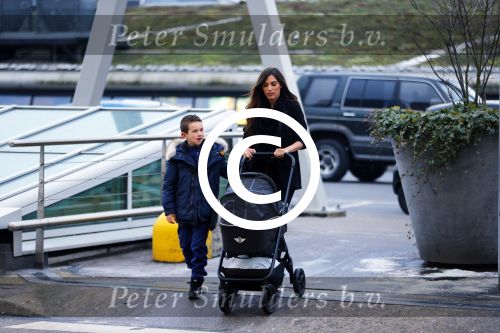 Amsterdam 19 januari 2016
Yolanthe Sneijder Cabau en Jessey Sneijder op schiphol met Xess Xava. Ze vliegen terug naar istanbul