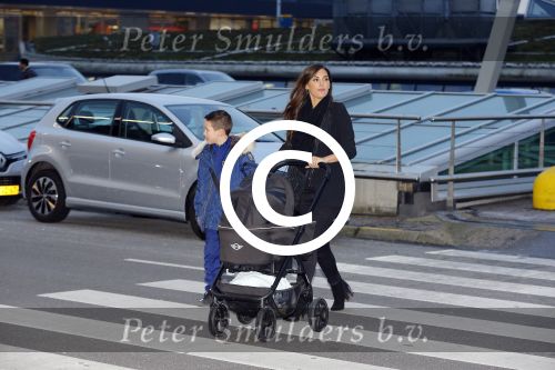 Amsterdam 19 januari 2016
Yolanthe Sneijder Cabau en Jessey Sneijder op schiphol met Xess Xava. Ze vliegen terug naar istanbul
