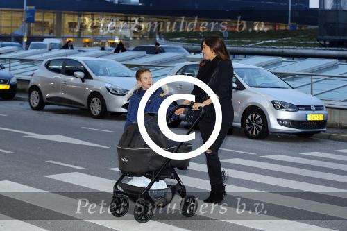 Amsterdam 19 januari 2016
Yolanthe Sneijder Cabau en Jessey Sneijder op schiphol met Xess Xava. Ze vliegen terug naar istanbul