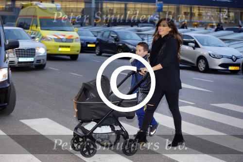Amsterdam 19 januari 2016
Yolanthe Sneijder Cabau en Jessey Sneijder op schiphol met Xess Xava. Ze vliegen terug naar istanbul