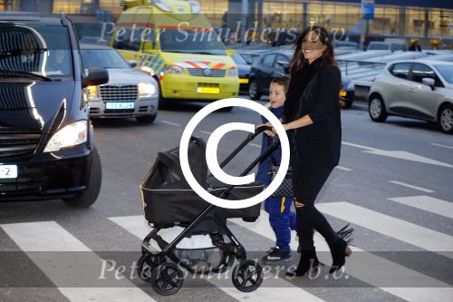 Amsterdam 19 januari 2016
Yolanthe Sneijder Cabau en Jessey Sneijder op schiphol met Xess Xava. Ze vliegen terug naar istanbul