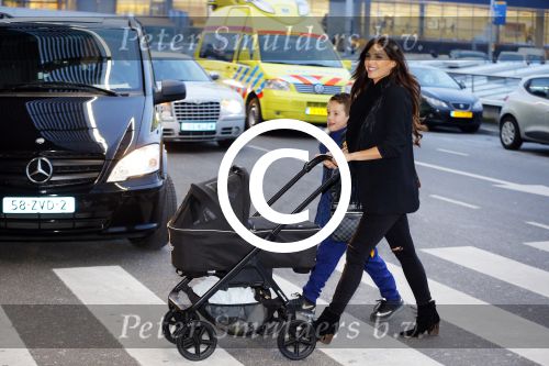 Amsterdam 19 januari 2016
Yolanthe Sneijder Cabau en Jessey Sneijder op schiphol met Xess Xava. Ze vliegen terug naar istanbul