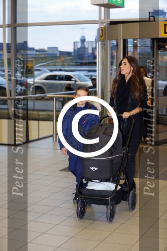 Amsterdam 19 januari 2016
Yolanthe Sneijder Cabau en Jessey Sneijder op schiphol met Xess Xava. Ze vliegen terug naar istanbul