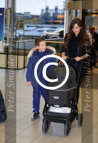 Amsterdam 19 januari 2016
Yolanthe Sneijder Cabau en Jessey Sneijder op schiphol met Xess Xava. Ze vliegen terug naar istanbul