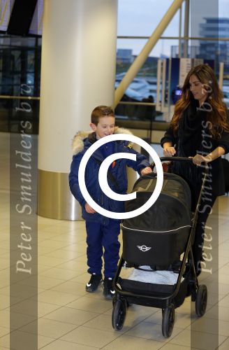 Amsterdam 19 januari 2016
Yolanthe Sneijder Cabau en Jessey Sneijder op schiphol met Xess Xava. Ze vliegen terug naar istanbul