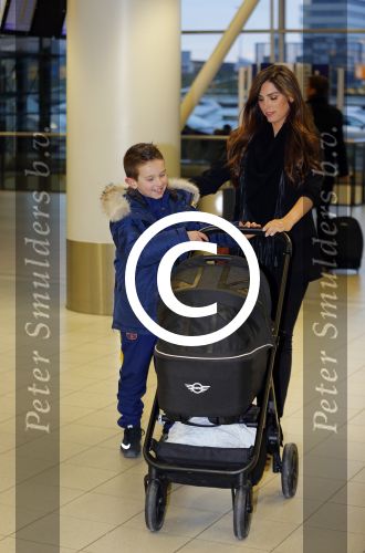 Amsterdam 19 januari 2016
Yolanthe Sneijder Cabau en Jessey Sneijder op schiphol met Xess Xava. Ze vliegen terug naar istanbul