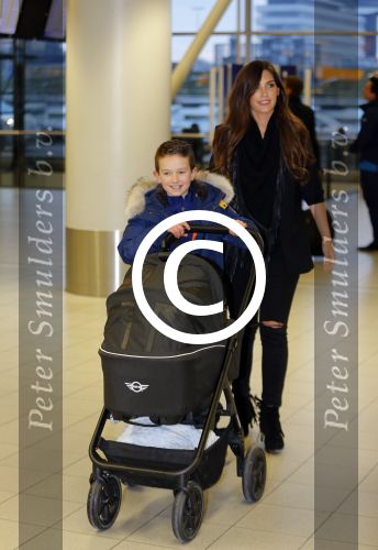 Amsterdam 19 januari 2016
Yolanthe Sneijder Cabau en Jessey Sneijder op schiphol met Xess Xava. Ze vliegen terug naar istanbul