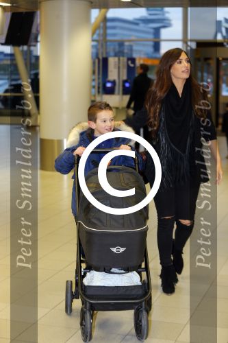 Amsterdam 19 januari 2016
Yolanthe Sneijder Cabau en Jessey Sneijder op schiphol met Xess Xava. Ze vliegen terug naar istanbul