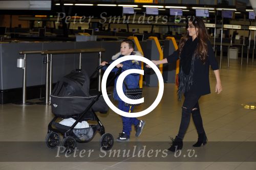 Amsterdam 19 januari 2016
Yolanthe Sneijder Cabau en Jessey Sneijder op schiphol met Xess Xava. Ze vliegen terug naar istanbul