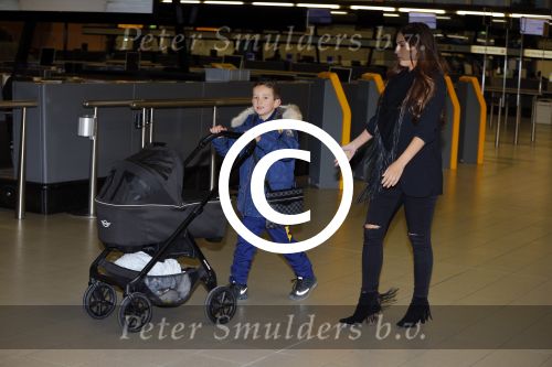 Amsterdam 19 januari 2016
Yolanthe Sneijder Cabau en Jessey Sneijder op schiphol met Xess Xava. Ze vliegen terug naar istanbul