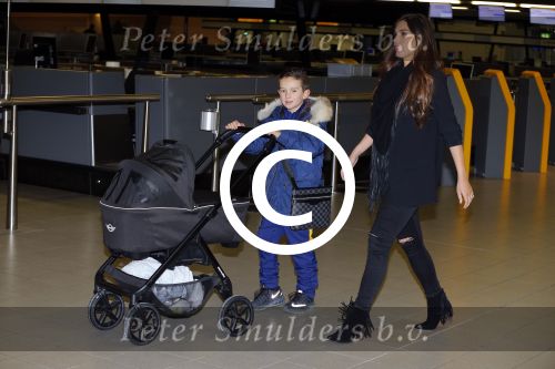Amsterdam 19 januari 2016
Yolanthe Sneijder Cabau en Jessey Sneijder op schiphol met Xess Xava. Ze vliegen terug naar istanbul