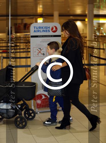 Amsterdam 19 januari 2016
Yolanthe Sneijder Cabau en Jessey Sneijder op schiphol met Xess Xava. Ze vliegen terug naar istanbul