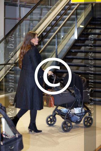 Amsterdam 19 januari 2016
Yolanthe Sneijder Cabau en Jessey Sneijder op schiphol met Xess Xava. Ze vliegen terug naar istanbul