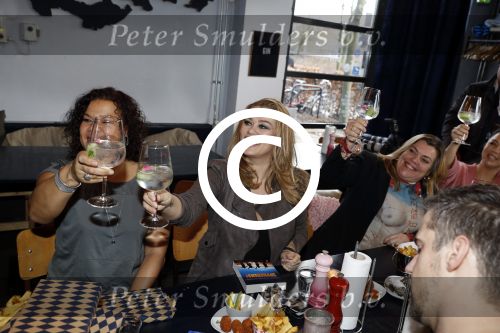 Amsterdam 11 januari 2017
Presentatie boek Opvliegers! 
Proosten op het boek en het nieuwe Jaar 2017 met oa Peggy Vrijens, Sandra Mattie, Laura Vlasblom, Antje Monteiro, Carolina Mout en Cystine Carreon Rick Engelkes