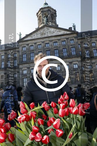 Amsterdam 21 januari 2017 
Boer Tom Groot bij event met tulpen bij paleis op de dam.